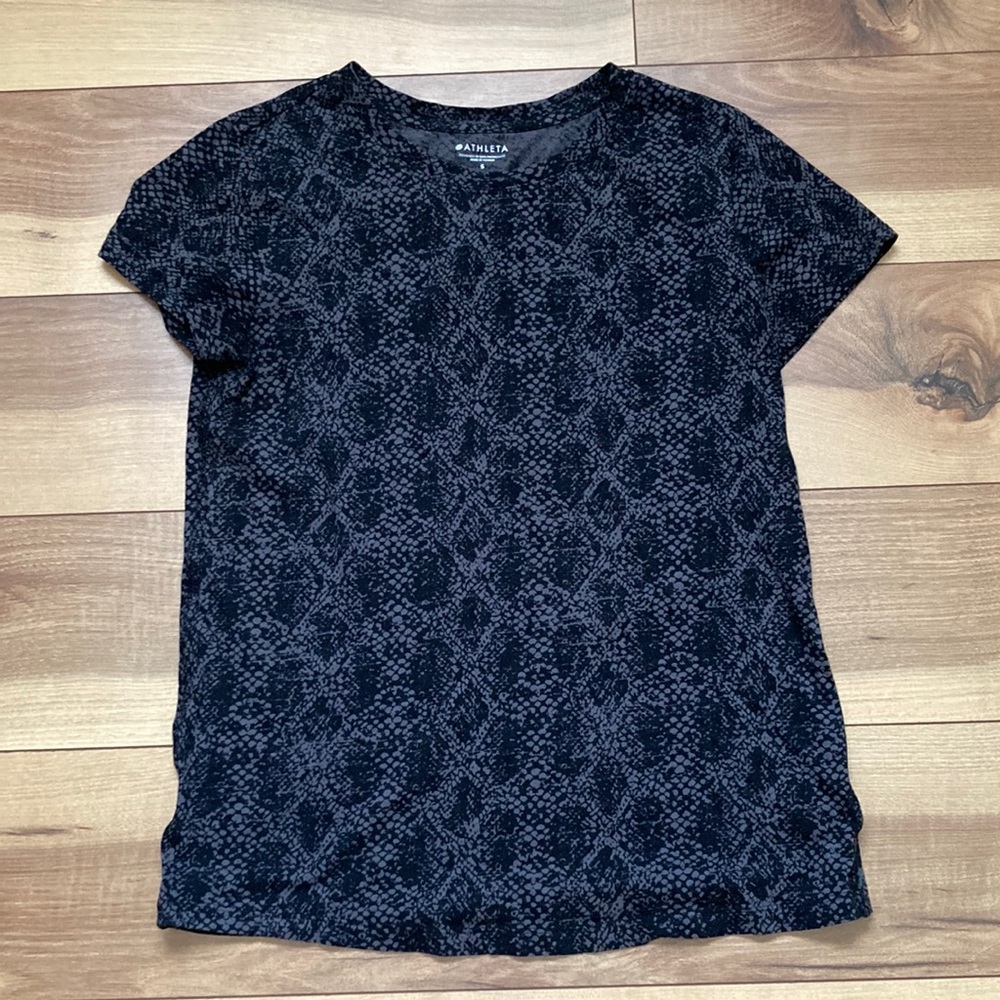 Athleta Organic Daily snake print tshirt. Size S
